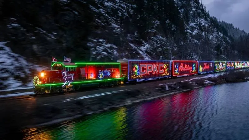 La locomotora Empress 2816 llega a México iluminada y decorada para celebrar la temporada navideña./ CPKC