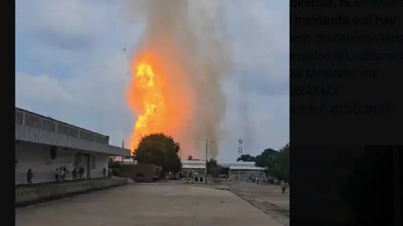 Los cuerpos de emergencia trabajaron en el enfriamiento del área. / Captura de pantalla