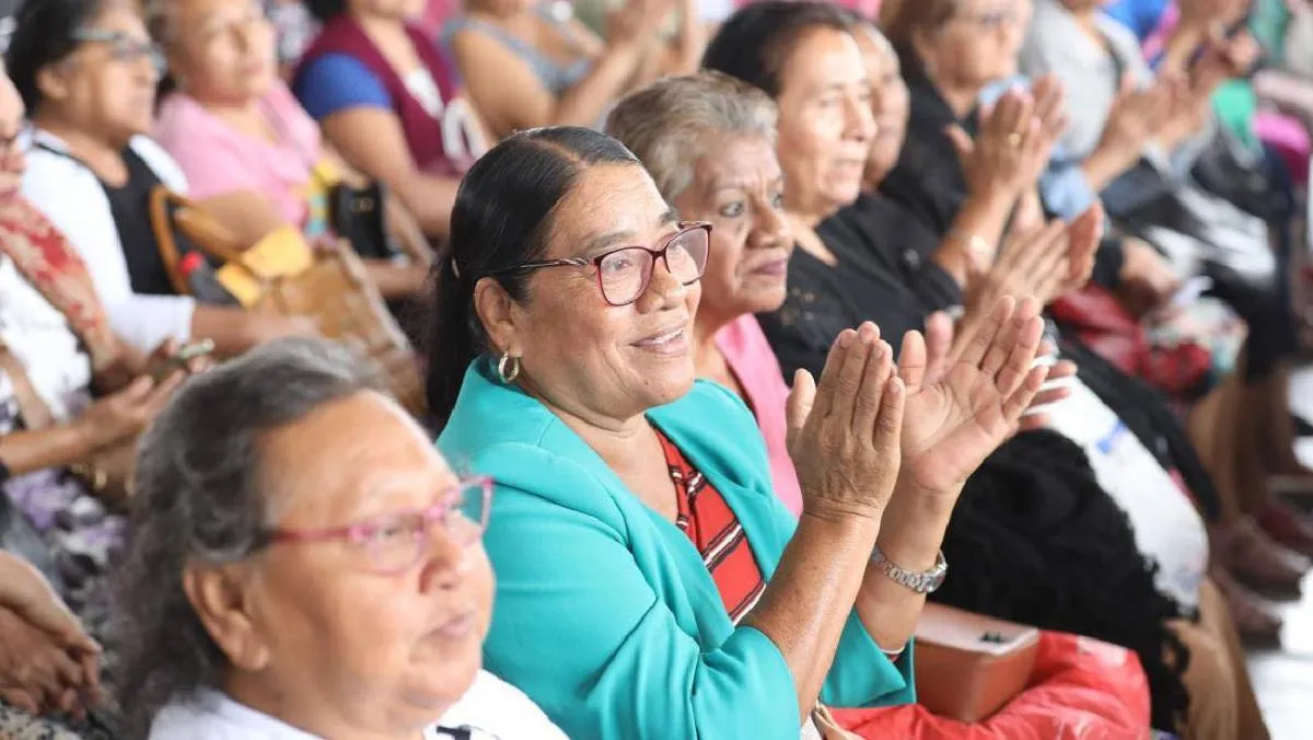 De igual manera, exhortó a las personas mayores de 60 años a tramitar su credencial del Inapam. / FB: Secretaria del Bienestar