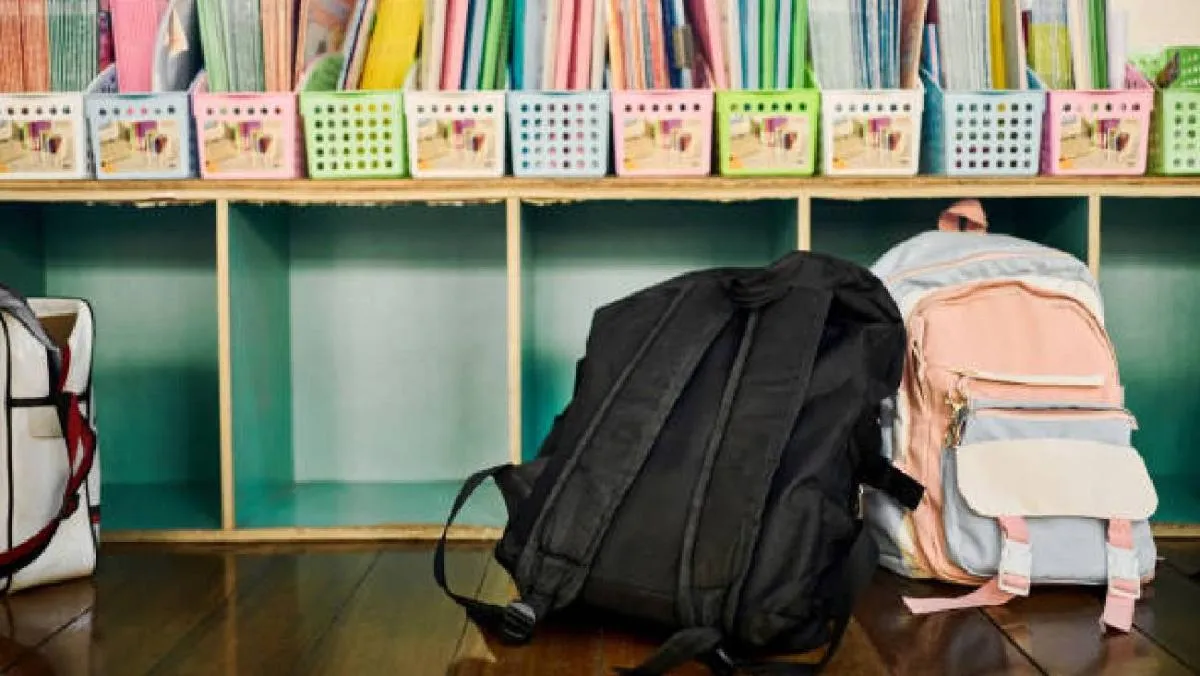 Barbosa recomendó a los padres y tutores vigilar el contenido de las mochilas de sus hijos. / Pixabay