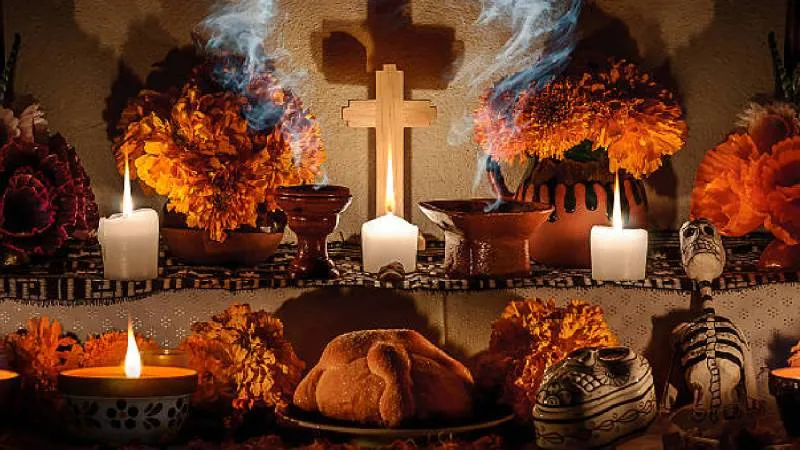 Las veladoras y el pan de muerto también registran incrementos; una ofrenda básica cuesta entre 700 y 1,200 pesos./ Pixabay