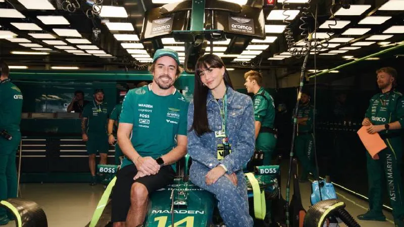 El encuentro entre Aitana y Alonso representa la unión de dos mundos el de la música pop y el automovilismo. / Especial