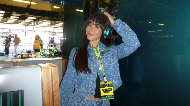 La intérprete de Los Ángeles compartió su emoción al conocer el trabajo detrás de la escudería Aston Martin./ Especial