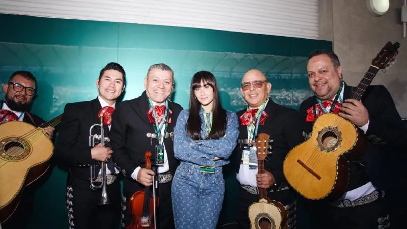 El encuentro entre Aitana y Fernando Alonso unió el mundo de la música pop con la velocidad de la Fórmula 1./ Especial