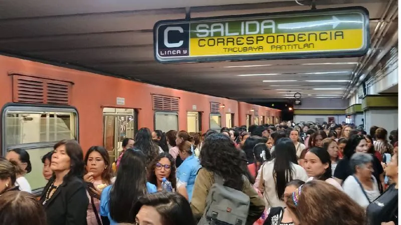 Usuarios enfrentaron retrasos y saturación en la Línea 3 tras el retiro de un tren para revisión./ X:@Viri_Dianahh