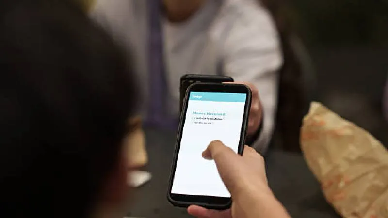 Los delincuentes envían SMS o correos electrónicos con supuestas notificaciones de depósitos SPEI./ Pixabay