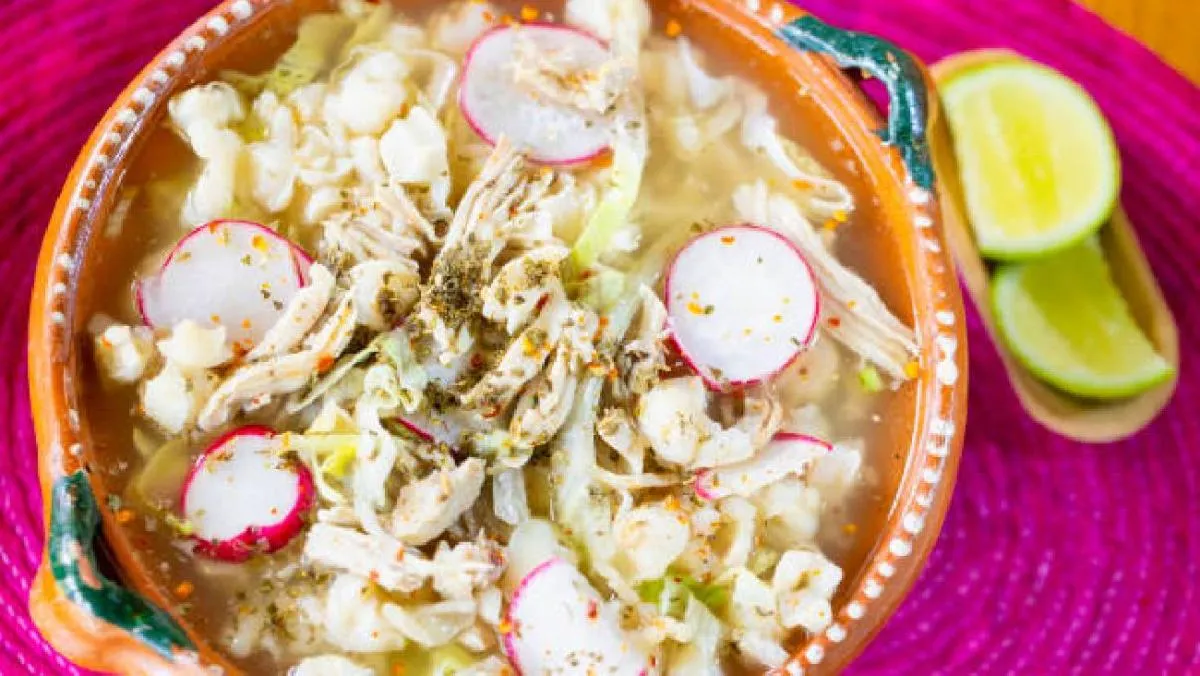 De acuerdo con cálculos recientes, una olla de pozole rojo para diez personas asciende a aproximadamente 490.50 pesos. / Pixabay