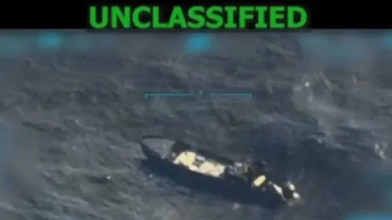 Video del Comando Sur muestra el momento en que un helicóptero de EU abre fuego contra una presunta narcolancha./ Captura de pantalla