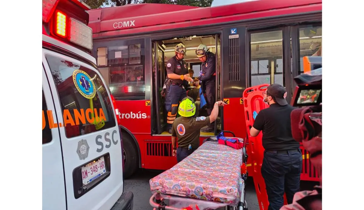 Diez personas resultaron lesionadas tras el choque entre una unidad del Metrobús y un auto particular | X: @RaulGtzNR