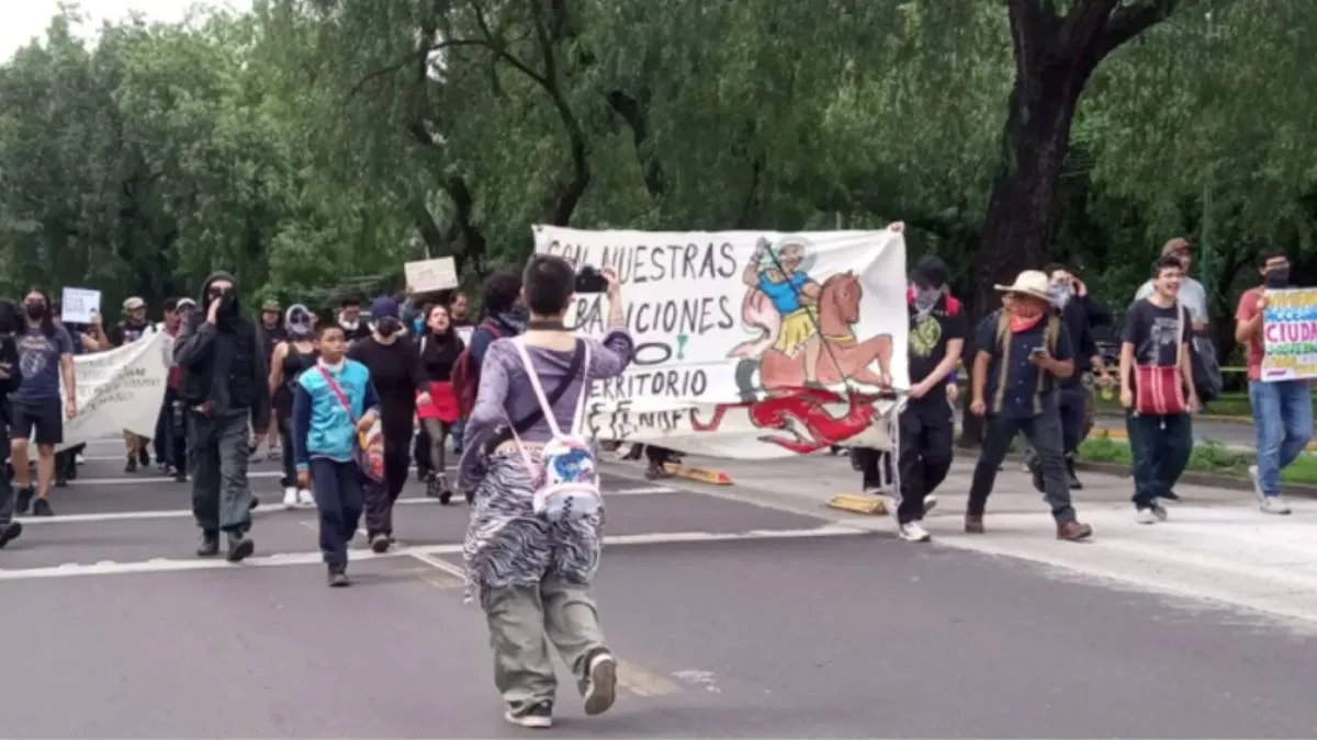 A lo largo de la movilización, las y los asistentes portaron pancartas con mensajes como “Esta no es tu ciudad”. / RS