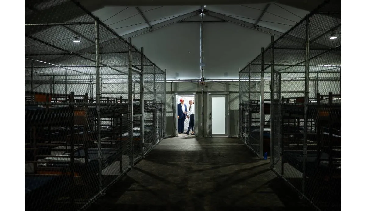 Interior de Alligator Alcatraz / The White House