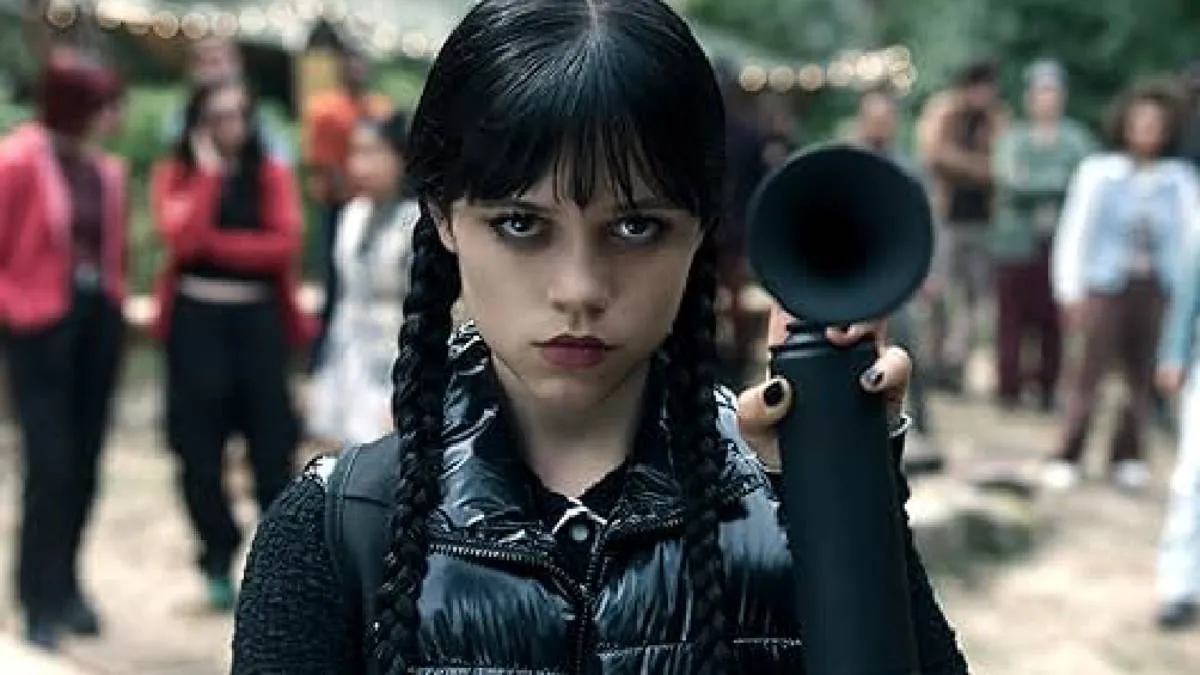 La estética gótica, la narrativa oscura y la reinterpretación de los personajes clásicos de la familia Addams . / X