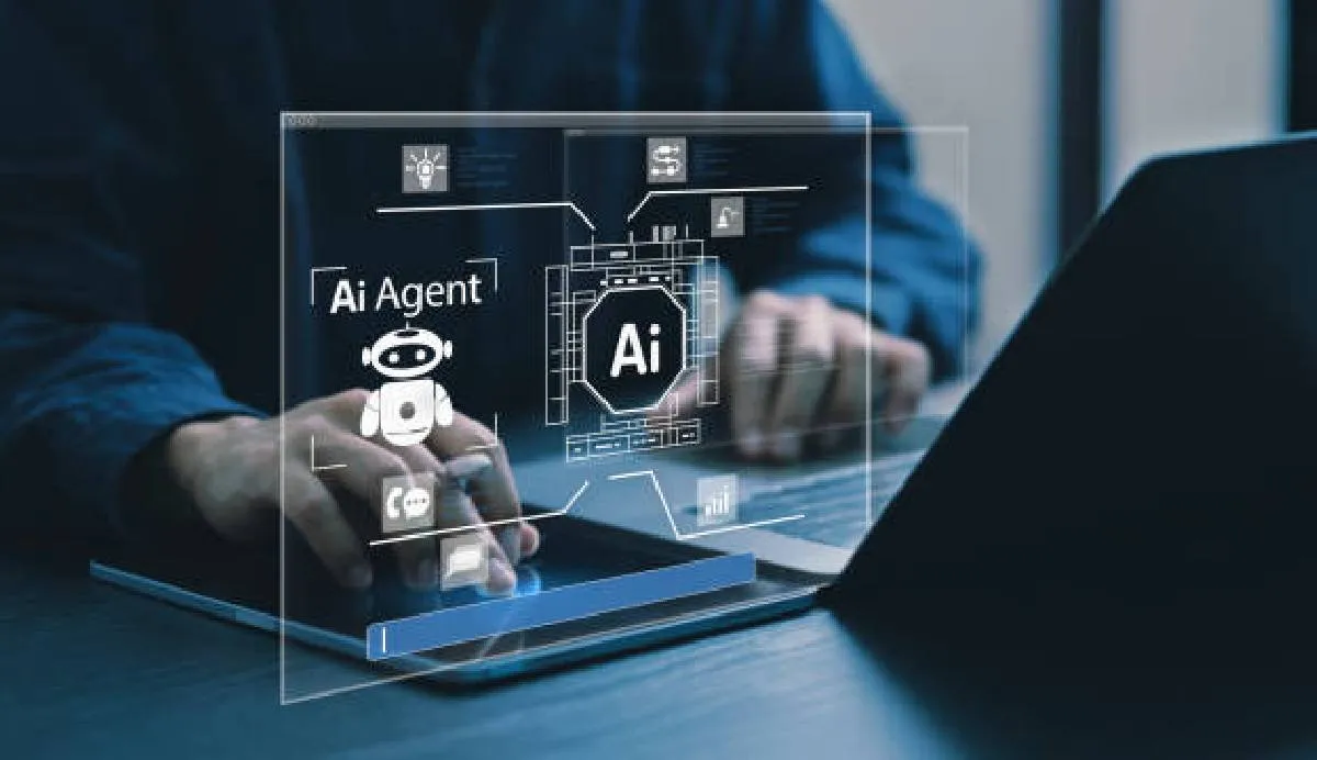 Miles de usuarios han compartido en WhatsApp un mensaje que afirma que la inteligencia artificial puede acceder a tus chats personales | iStock