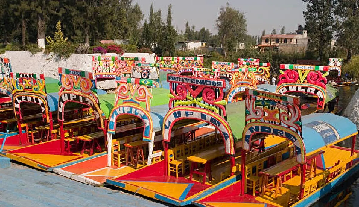 Los paseos en trajinera por los canales de Xochimilco son una de las actividades turísticas más populares y distintivas de la Ciudad de México / iStock