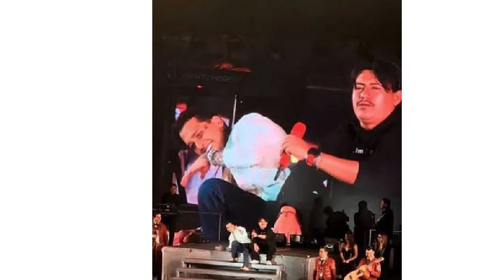 Los clips del concierto rápidamente se viralizaron, mostrando a Nodal hablando de forma incoherente. / Captura de pantalla