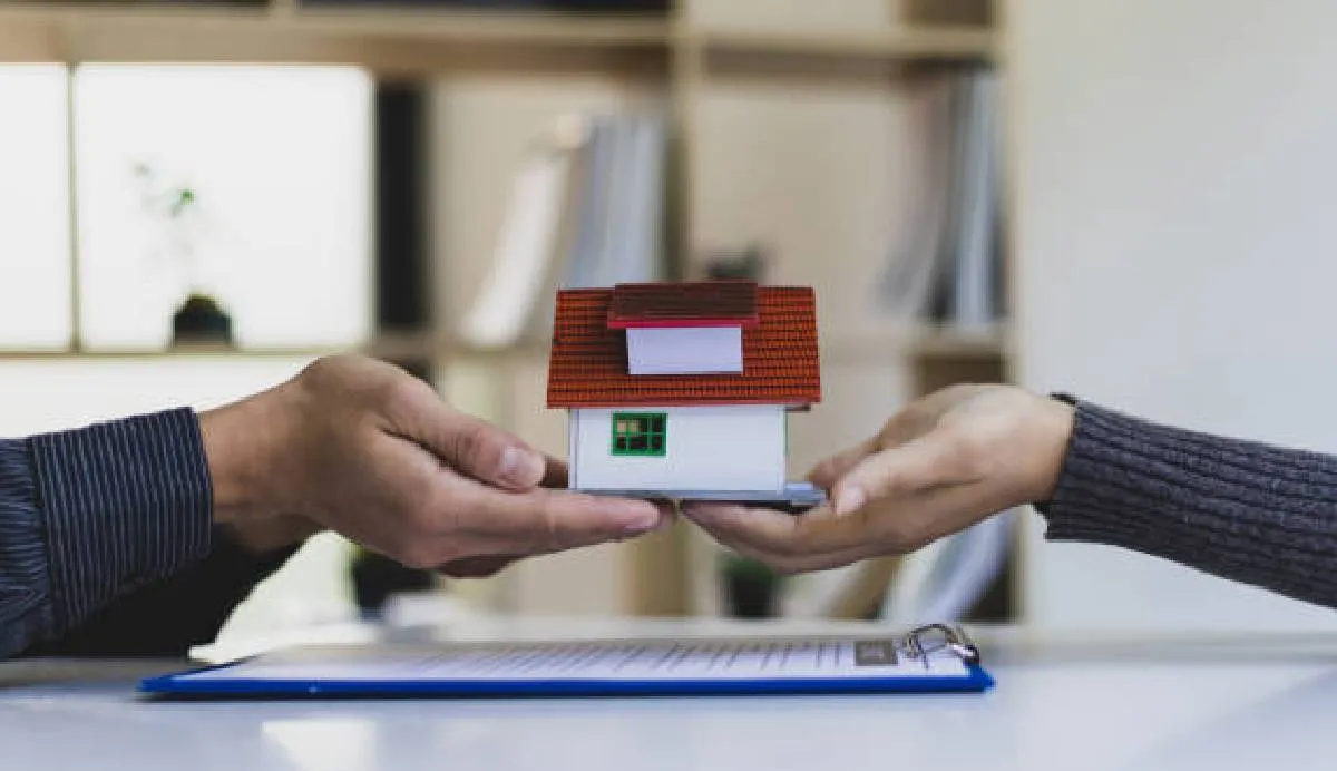 En caso de que el heredero decida vender un inmueble que recibió como herencia, deberá pagar el ISR correspondiente a la ganancia generada por la operación / iStock
