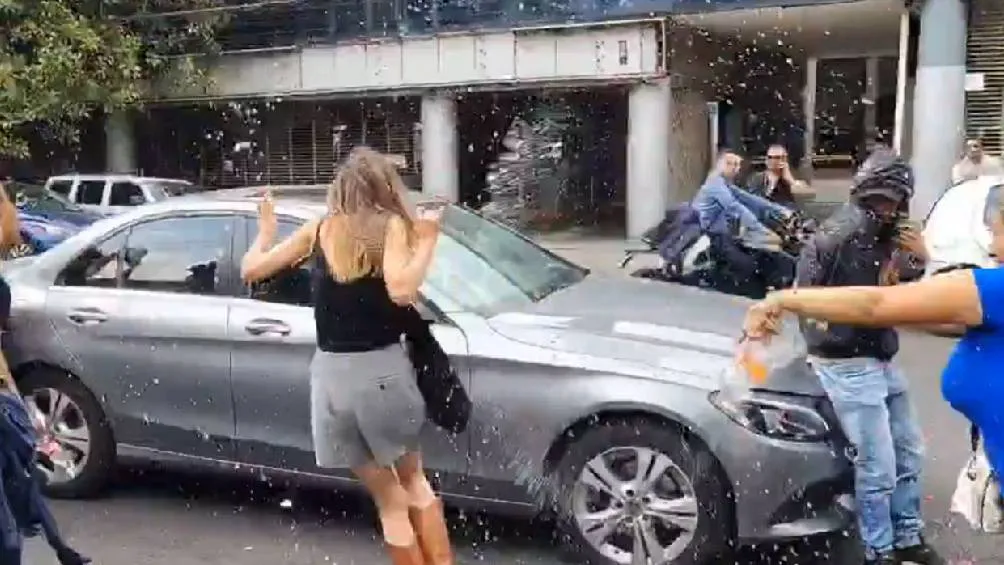 El caso se remonta a junio, cuando se viralizó un video en el que la mujer insulta al oficial con frases discriminatorias. / X