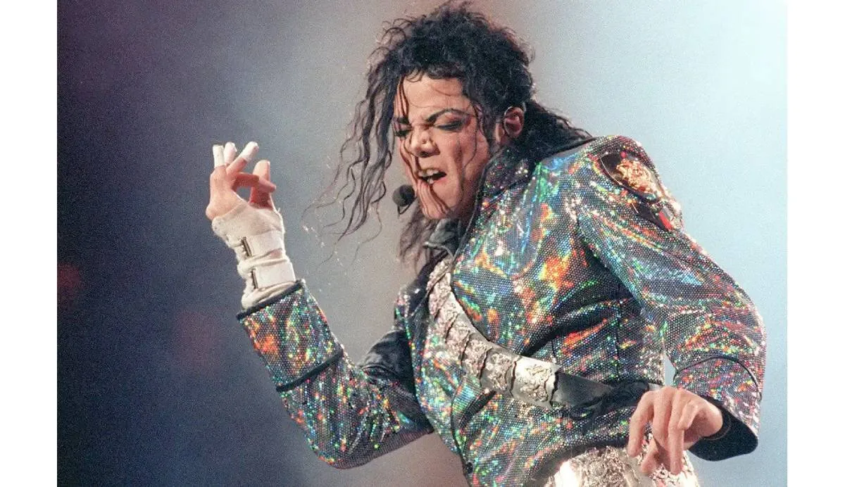 La prenda fue usada por el legendario cantante en 1997 / Redes sociales