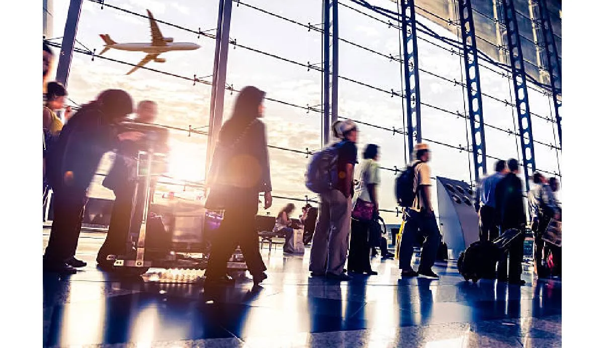 El personal del aeropuerto se percató de la situación al ver al menor solo y notificó de inmediato a las autoridades | iStock