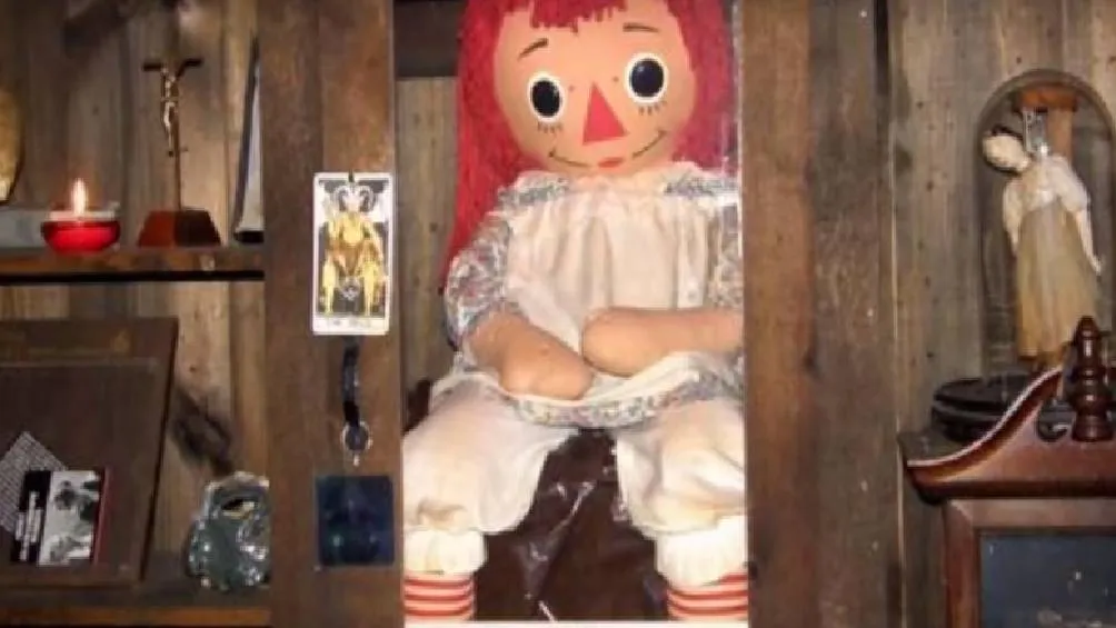 Entre los artículos que ahora están bajo su cuidado se encuentran la muñeca Annabelle pieza central de múltiples leyendas. / RS