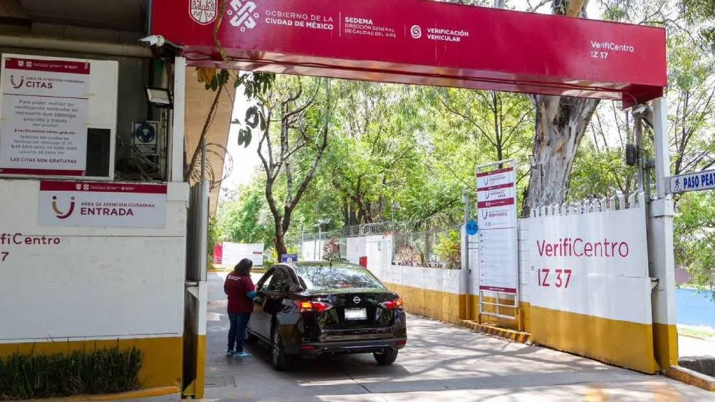 En la CDMX La multa por no verificar a tiempo es de $2,263 pesos./ RS