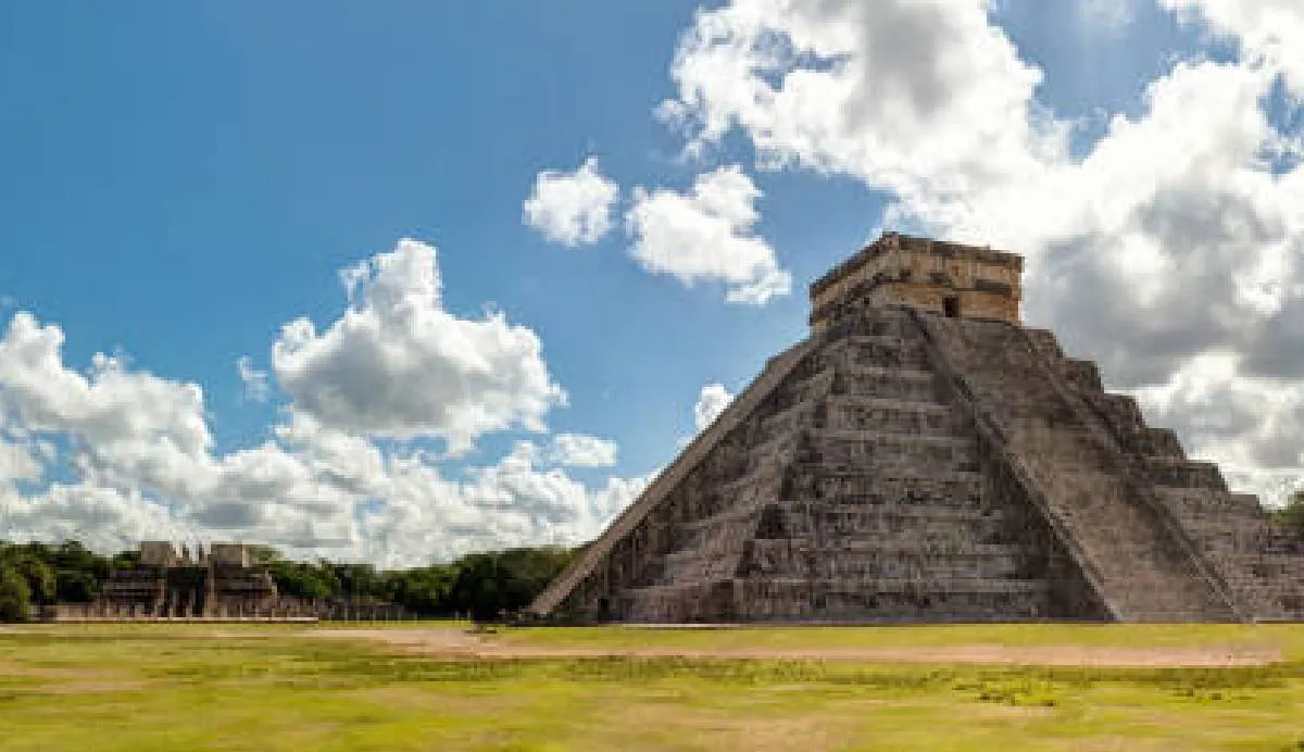 Un perrito criollo subió hasta la cima de la pirámide de Kukulkán / iStock