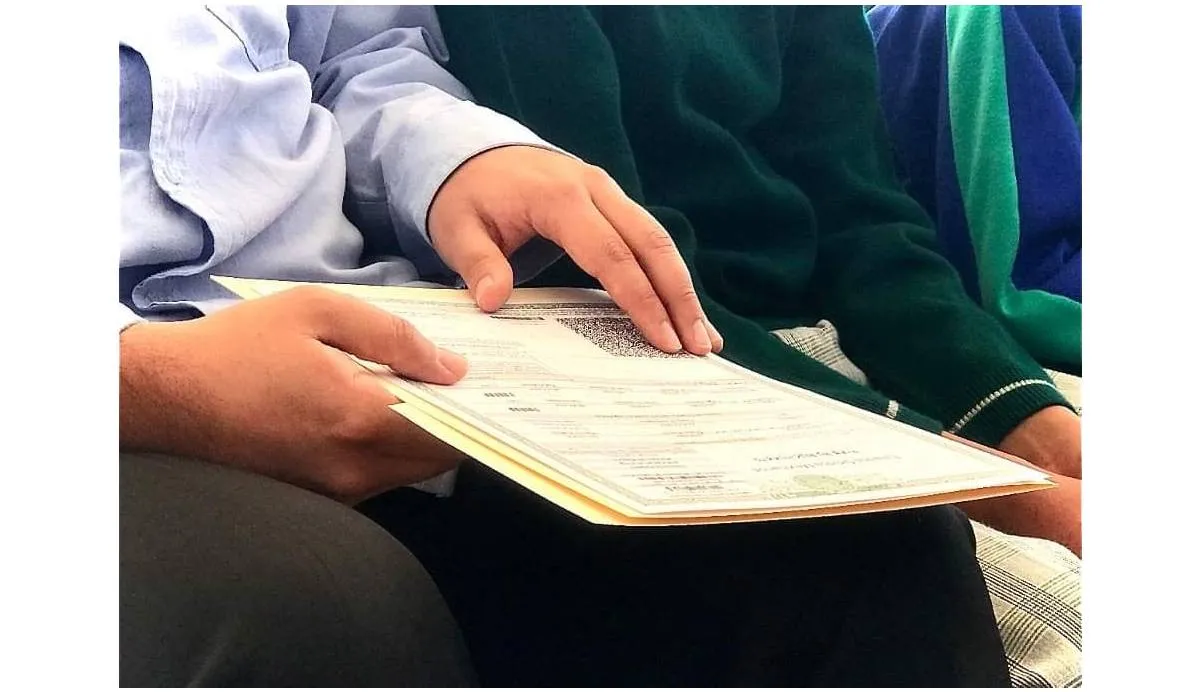 Este documento es legal para trámites oficiales e incluye códigos electrónicos que garantizan su autenticidad / RS