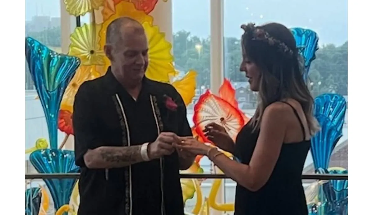 Roach y Jennifer se casaron dos semanas antes de su partida / IG: @junkyardhollywood