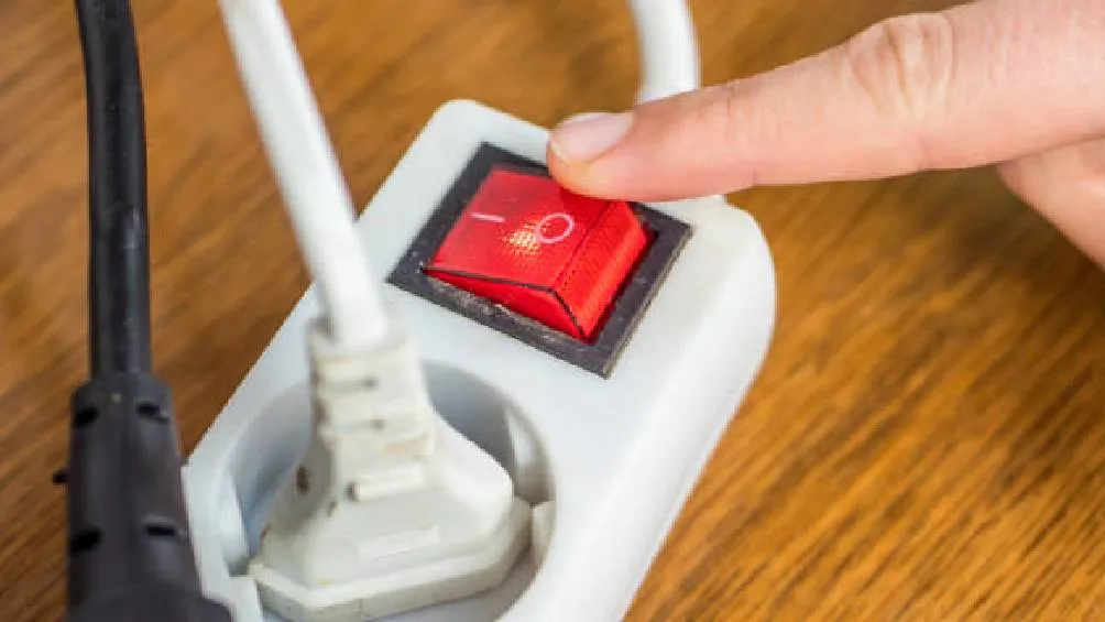 Consumo fantasma (stand by): Televisores, microondas, computadoras, consolas de videojuegos y cargadores que permanecen conectados sin estar en uso. / Pixabay