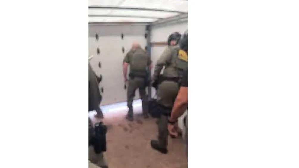 De acuerdo con medios locales, al menos 16 personas fueron arrestadas durante el operativo. / Captura de pantalla