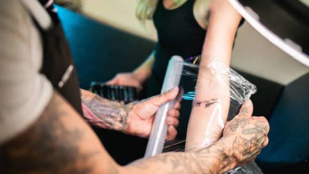 Actualmente, la legislación estatal permite que un menor se realice estos procedimientos si acude con un adulto y presenta una carta responsiva. / Pixabay