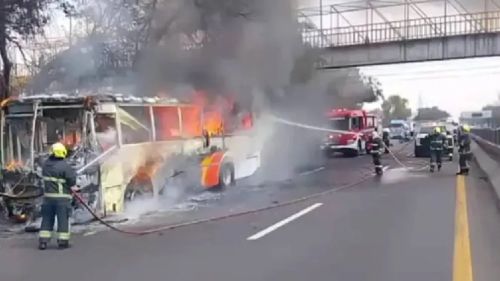 El cuerpo fue localizado a un costado de la carpeta asfáltica, mientras que el autobús permanecía envuelto en llamas. / X