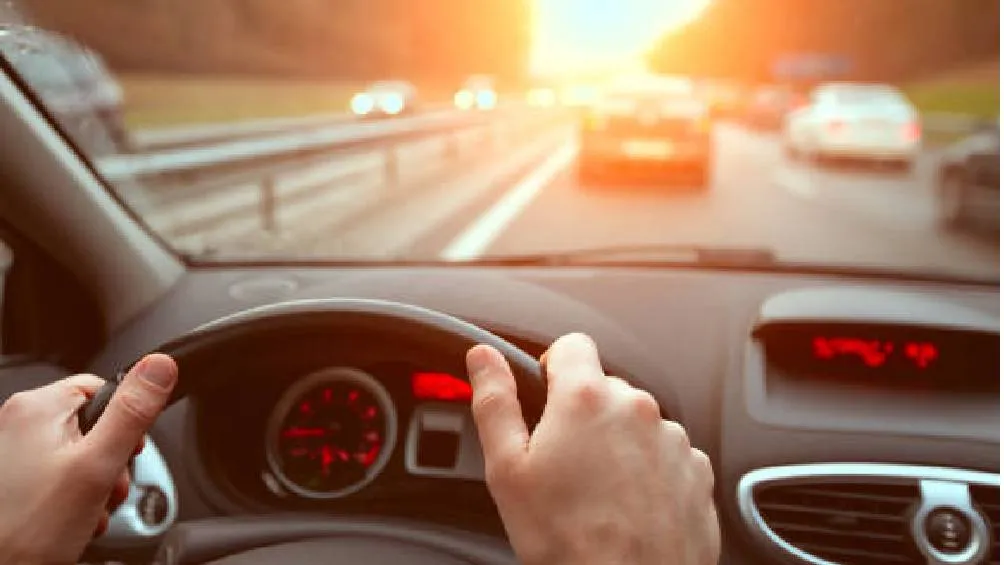 Mantener los espejos libres de obstáculos es fundamental para garantizar una conducción segura. / Pixabay