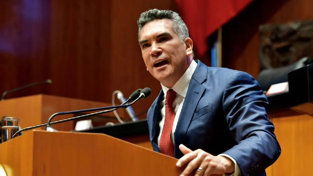 Alejandro Moreno denuncia a Nicolás Maduro ante la FGR. / X