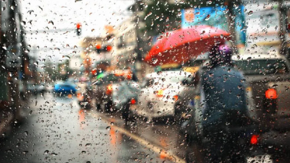 Las autoridades recomiendan evitar cruzar calles con corrientes de agua. / Pixabay