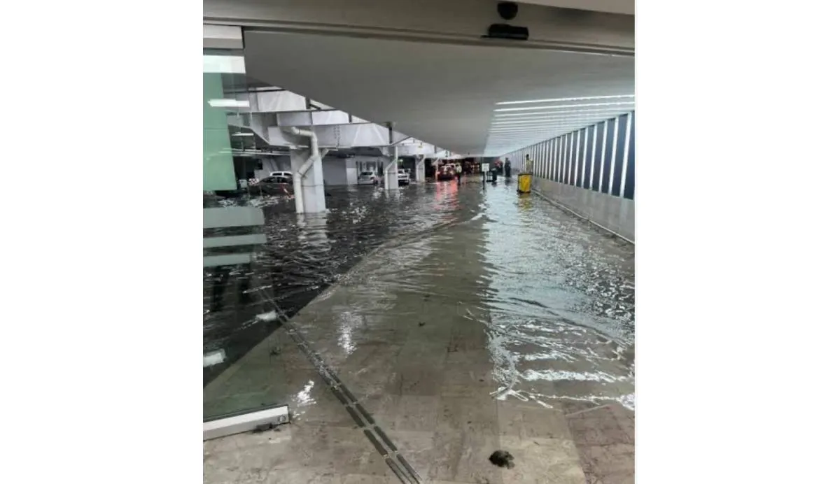 Una tormenta registrada la madrugada de este martes obligó a suspender operaciones en el Aeropuerto Internacional de la Ciudad de México | Redes sociales