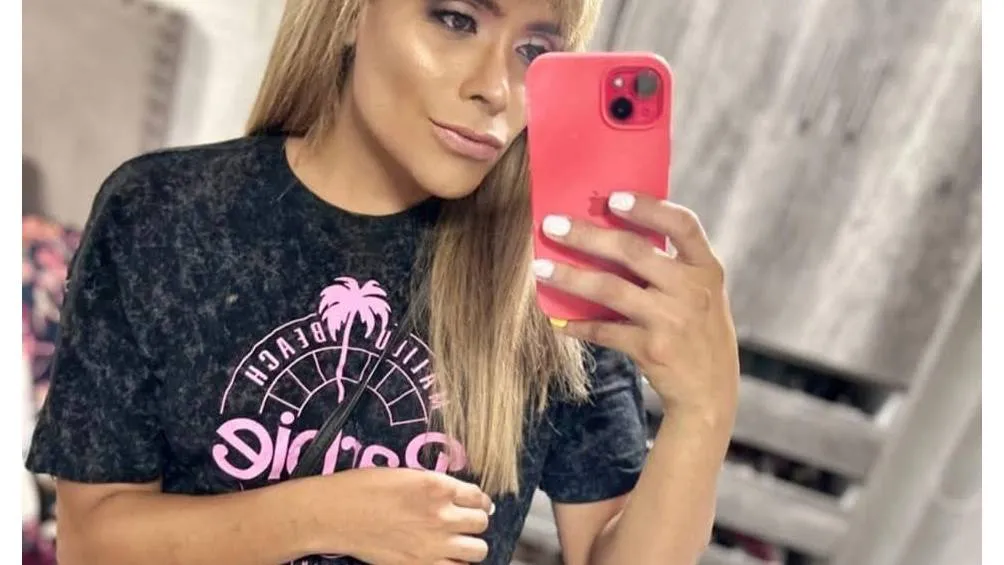 Alexa Andrade, es impedida de ingresar a un vagón exclusivo para mujeres por una agente de seguridad. / RS