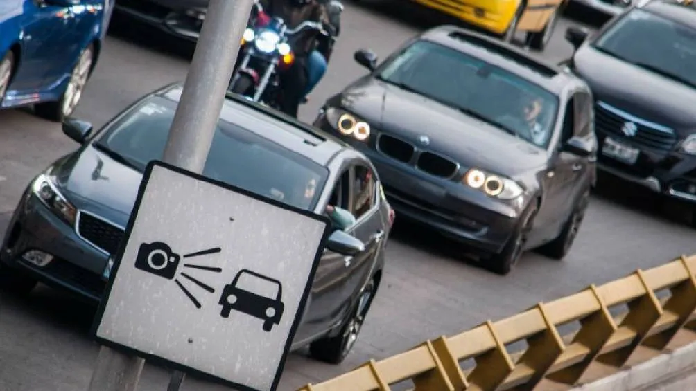 Incluso acciones como colocar objetos para apartar lugares en la calle pueden derivar en multas de hasta 2,389 pesos./ RS