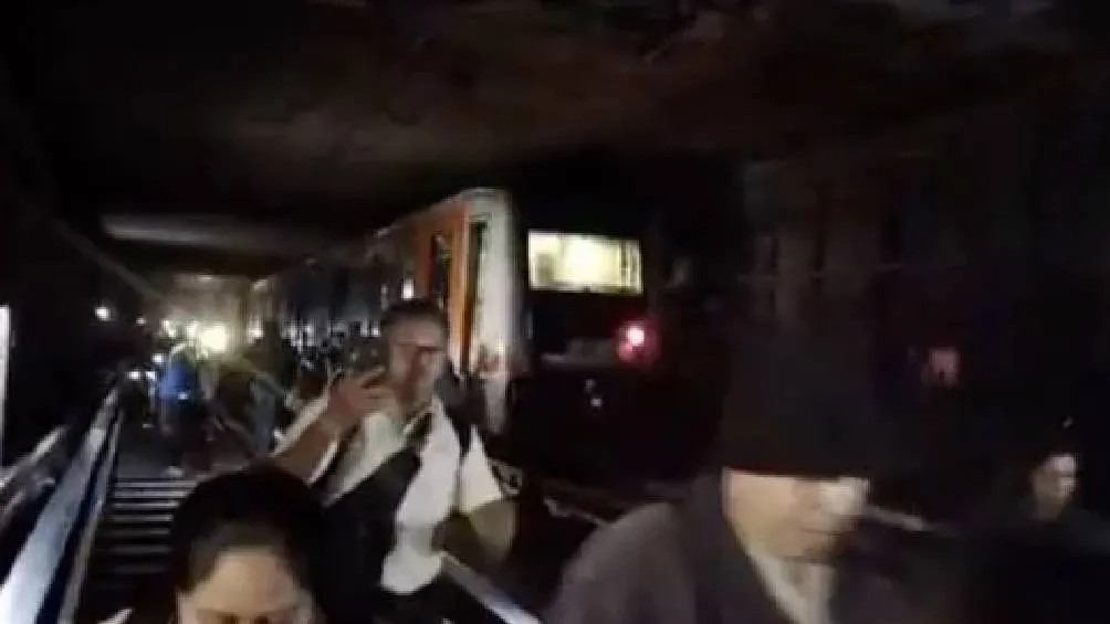 Videos difundidos en redes sociales muestran a los pasajeros caminando sobre las vías en completa oscuridad. / Captura de pantalla