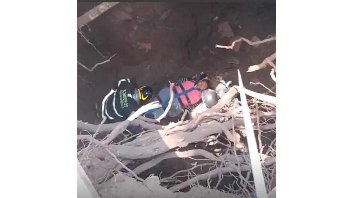 El Heroico Cuerpo de Bomberos y paramédicos del ERUM lograron rescatar a la víctima|X