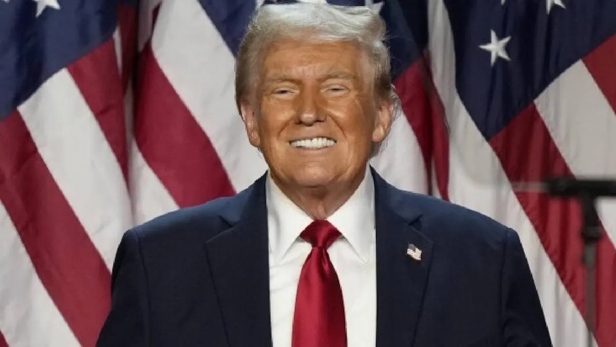 Una orden ejecutiva que endurece las sanciones contra quienes quemen la bandera estadounidense durante protestas. / AP