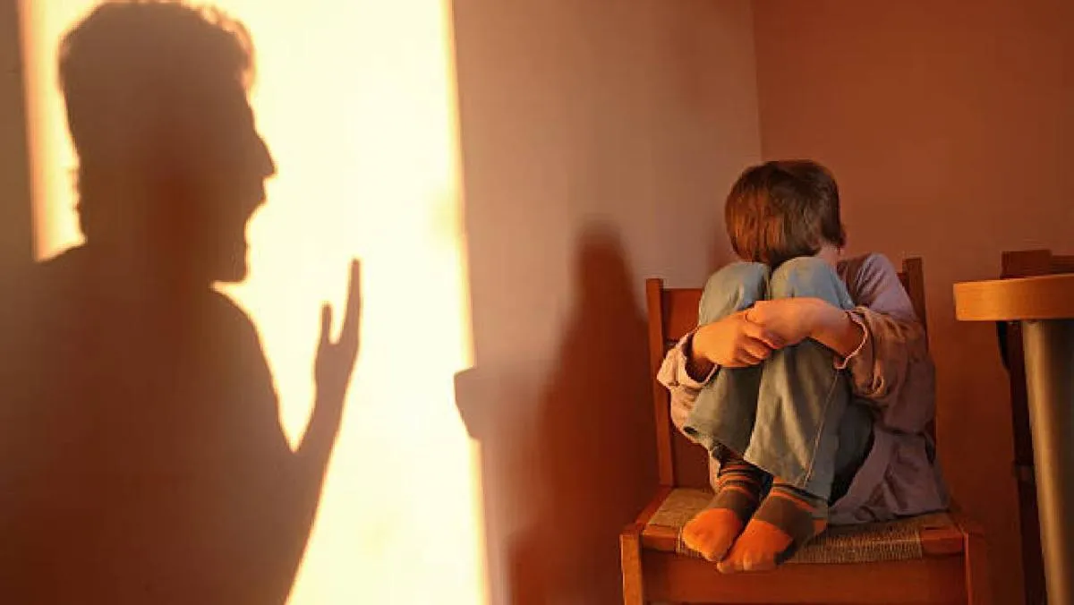 La falta de supervisión adecuada, la exposición a situaciones peligrosas o la violencia pueden ser un tipo de negligencia/iStock