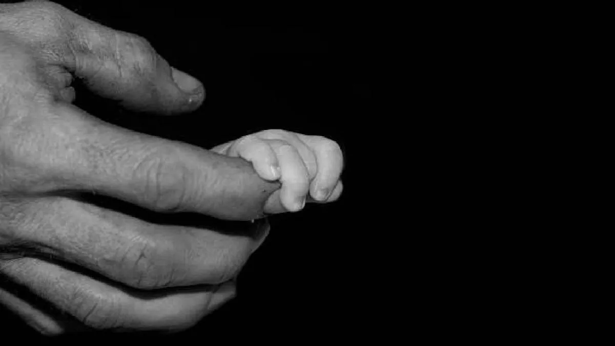 La persona que comete el delito de abandono puede enfrentar otros cargos si se demuestra que existió maltrato o abuso hacia el menor/iStock