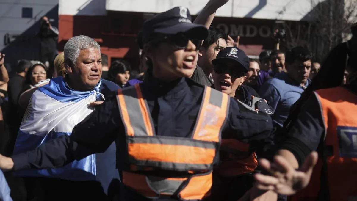 En medio de empujones entre ambas facciones y piedras que cayeron sobre la comitiva oficial. / AP