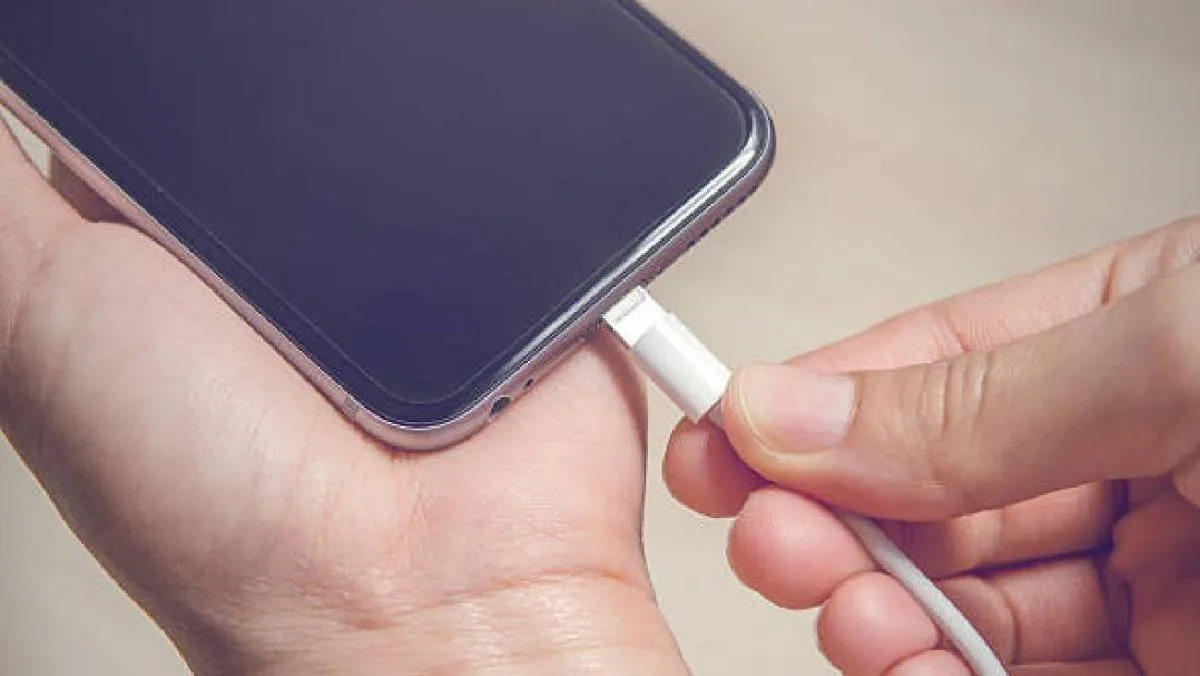 Protege tu celular del juice jacking/iStock