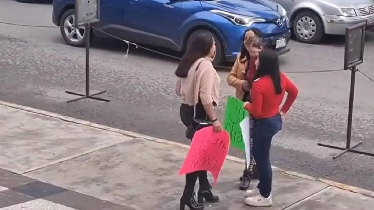 El video muestra a la mujer y sus amigas bailando al ritmo de la banda/Redes sociales