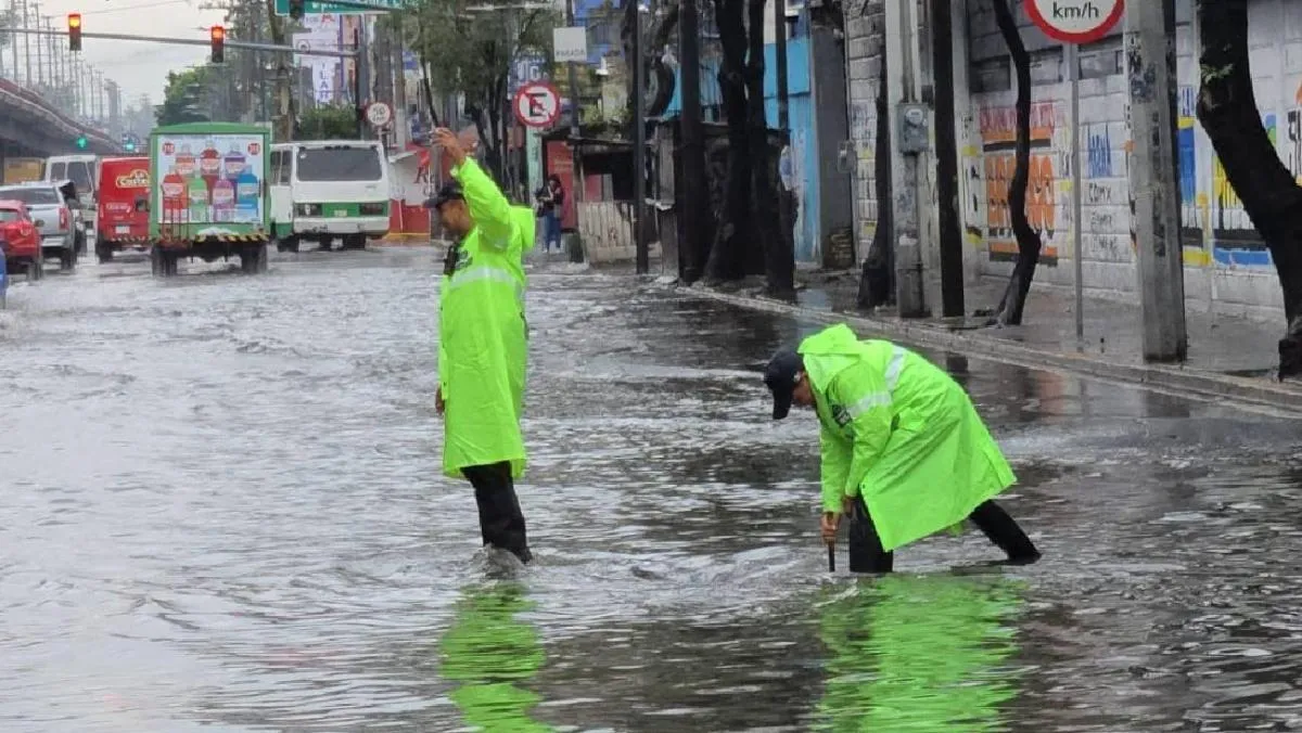 Además del microbús varado, la Secretaría de Gestión Integral de Riesgos y Protección Civil reportó 63 encharcamientos./ SSC
