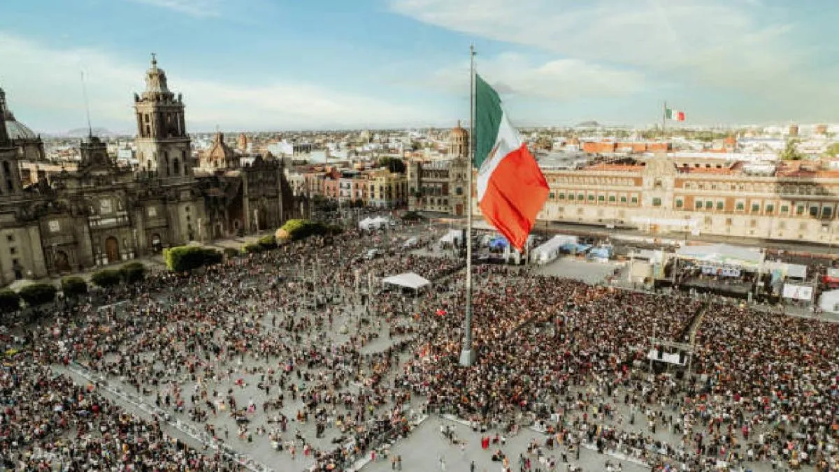 El Zócalo de la Ciudad de México ha recibido conciertos gratuitos históricos que congregaron a cientos de miles de personas/iStock