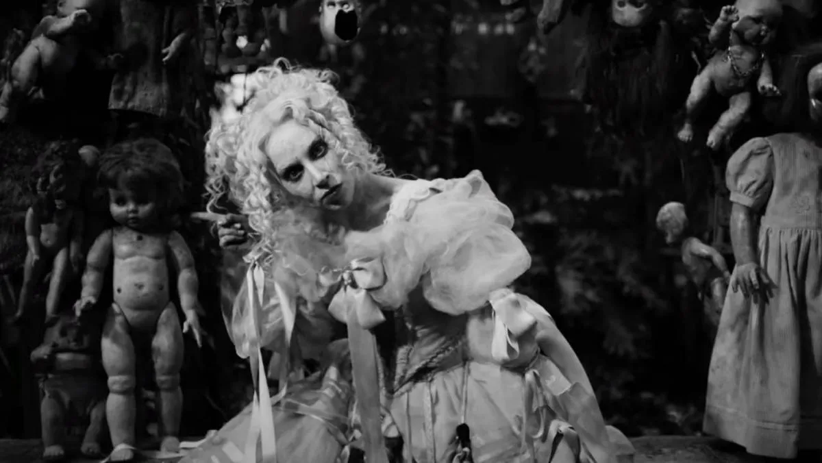 'The Dead Dance' forma parte de la banda sonora de la segunda temporada de Wednesday (Merlina), la serie de Netflix dirigida por el propio Burton/YouTube: Lady Gaga