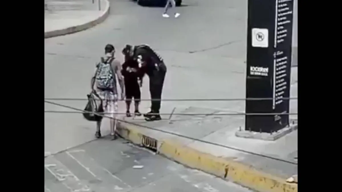 En el video se observa al policía llegar con una bolsa negra para después sacar de ella una mochila/Captura de pantalla